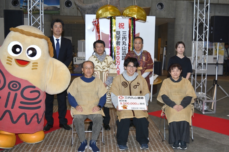 節目の見学者950万人目となった石津陽さん（前列中央）＝5日、青森市