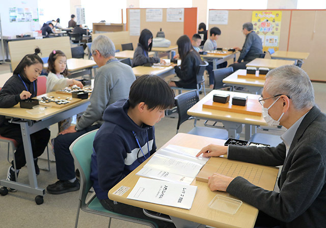 県碁連が主宰する子ども向け入門教室。競技人口拡大の先に、全国唯一のプロ棋士輩出「ゼロ県」返上を見据える＝山形市・霞城セントラル23階の学習空間「ｍａｎａ－ｖｉ」