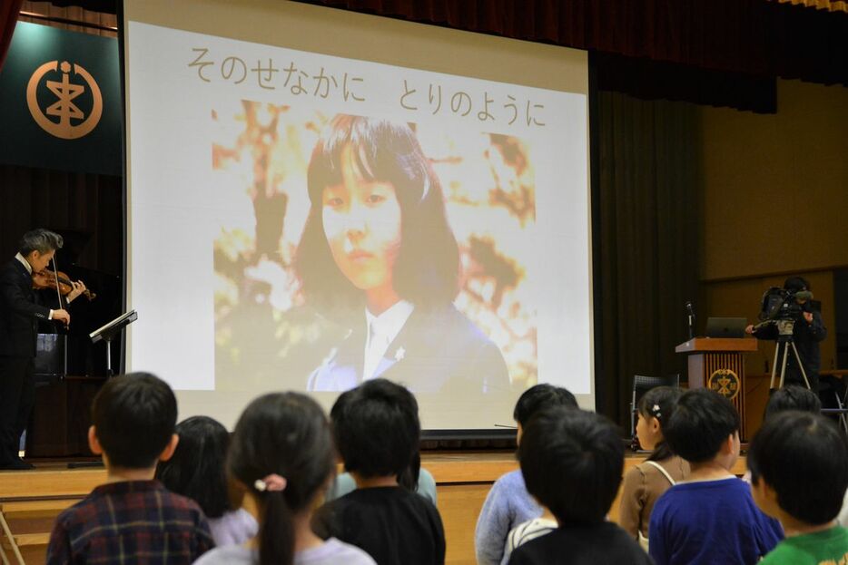 横田めぐみさんの帰国を願い、「翼をください」を合唱する新潟小の児童ら＝15日午後、新潟市中央区（本田賢一撮影）