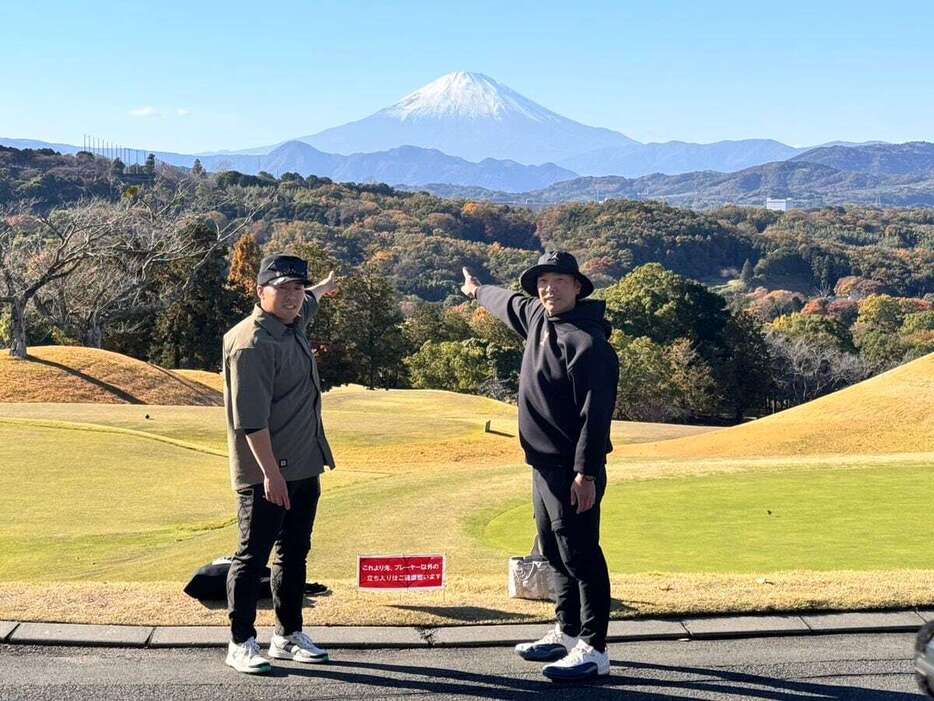 ゴルフ場で富士山を指さす阿部監督（右）と浅野。来年こそは日本一だ（撮影・谷川直之）