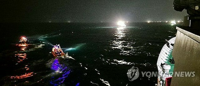 漁船が沈没した海域では行方不明者の捜索活動が行われている（済州地方海洋警察庁提供）＝（聯合ニュース）≪転載・転用禁止≫