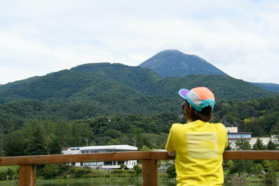 蓼科湖の対岸からは存在感のある蓼科山など八ヶ岳連峰の山並みを見渡せる