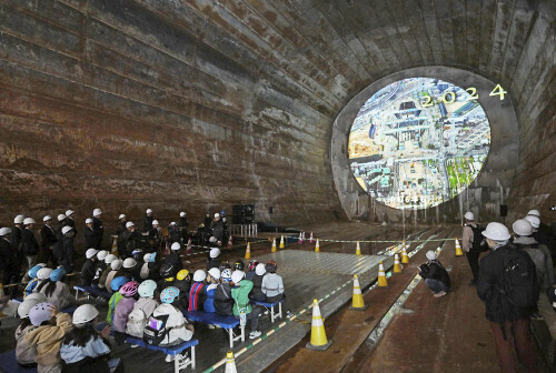 建設中のリニア中央新幹線神奈川県駅（仮称）でトンネルに投影されたプロジェクションマッピング（９日、相模原市で）＝大石健登撮影