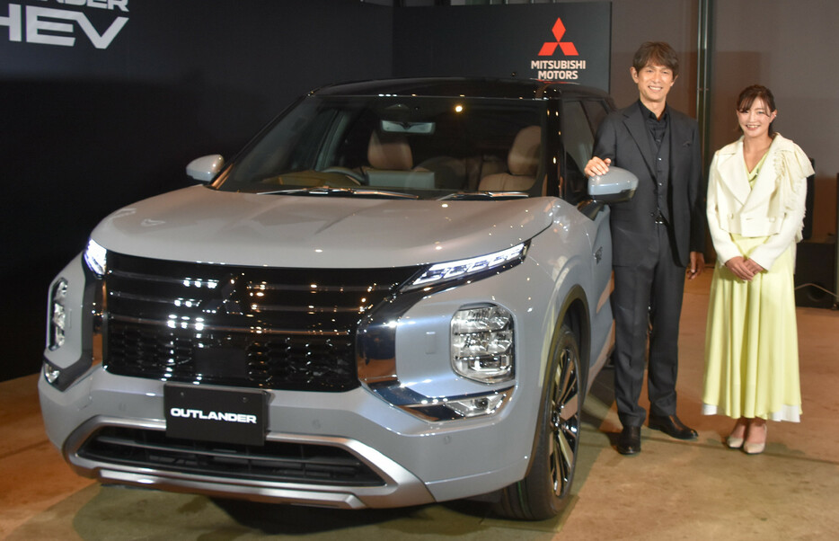 三菱自動車「アウトランダーＰＨＥＶ」のお披露目イベントで記念撮影する俳優の江口洋介さん（左）と柔道の角田夏実さん＝１日午後、東京都港区