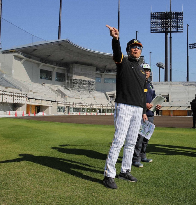 日鉄鋼板SGLスタジアム尼崎を視察した阪神・平田2軍監督（撮影・後藤　大輝）