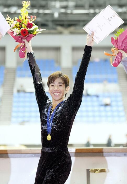 男子で優勝し笑顔の織田信成。11年ぶりの全日本選手権出場を決めた＝名古屋市ガイシプラザ