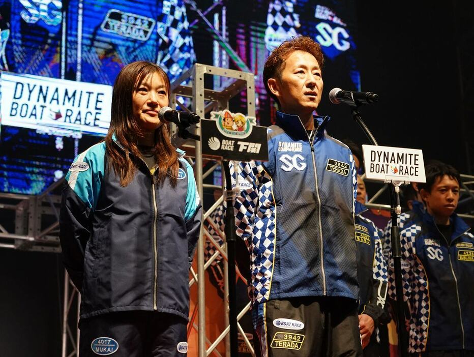 オープニングセレモニーで代表あいさつする向井美鈴（左）と寺田祥（右）＝ボートレース下関　（撮影・榎本雅弘）