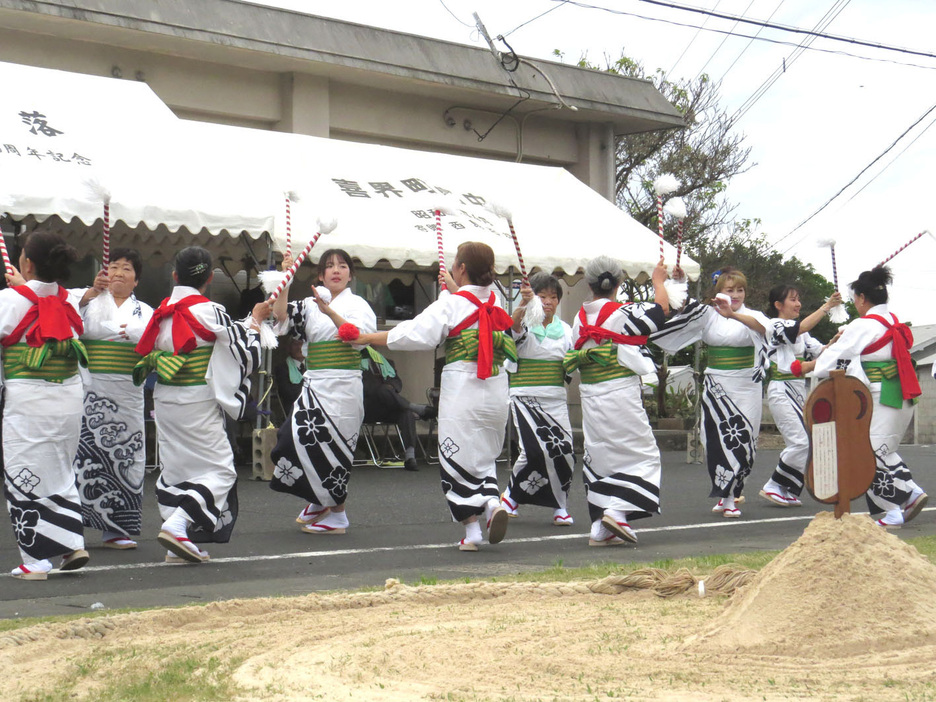 喜界町の無形民俗文化財に指定されている「島中棒踊り」で、軽やかに舞う女性たち＝7日、鹿児島県喜界町島中