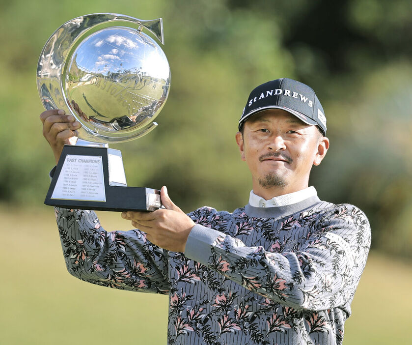 通算１４アンダーで優勝した岩田（カメラ・小林　泰斗）