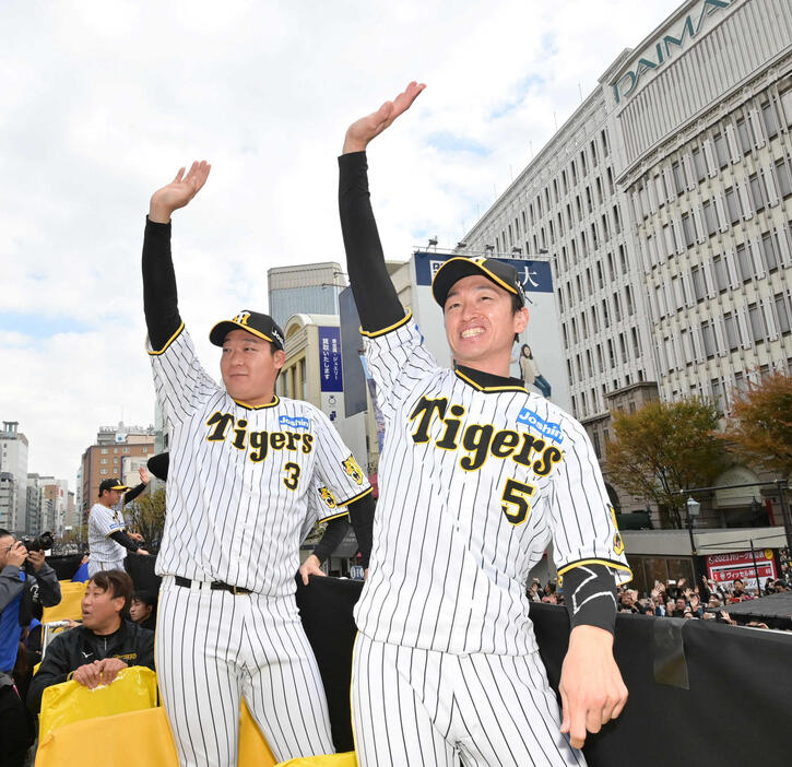 23年11月、優勝パレードで、手を振る阪神大山（左）と近本（代表撮影）