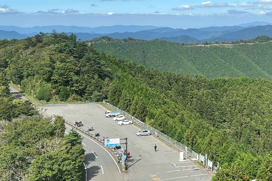 「道の駅　ごまさんスカイタワー」のスカイタワーから駐車場を見下ろします。遠くには峰々が連なり、山深さを実感できます