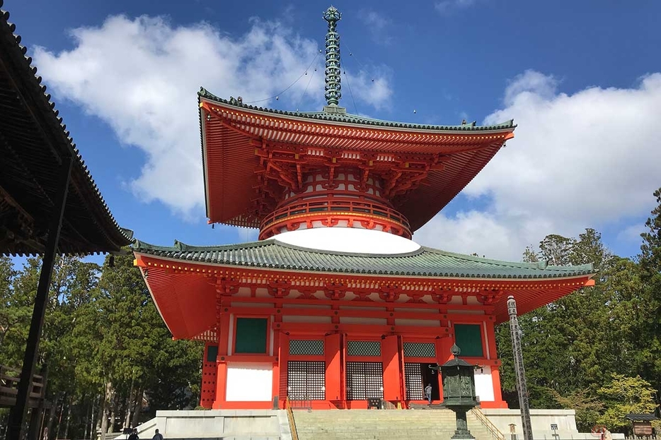 高野山「壇上伽藍（だんじょうがらん）」の「根本大塔（こんぽんだいとう）」。高野山は真言密教の聖地であり、2004年には世界遺産に登録されました