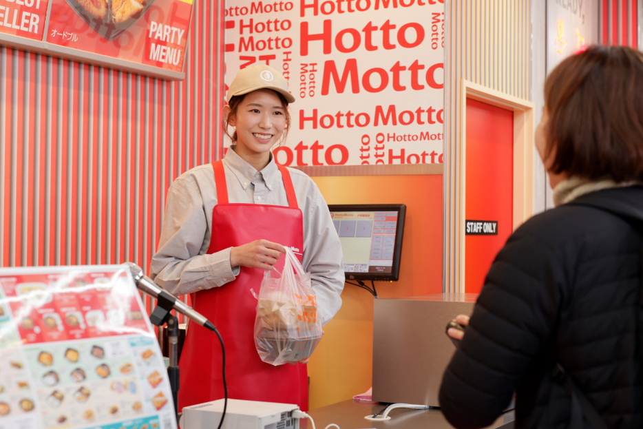 「ほっともっと」一日店長を務めた古賀紗理那