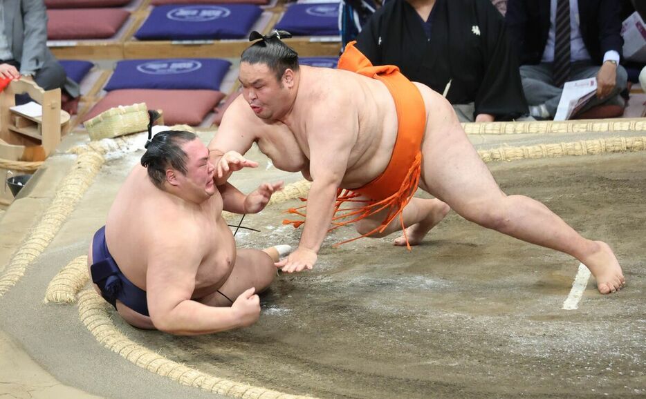 友風（左）は水戸龍に押し倒しで敗れた（カメラ・池内　雅彦）