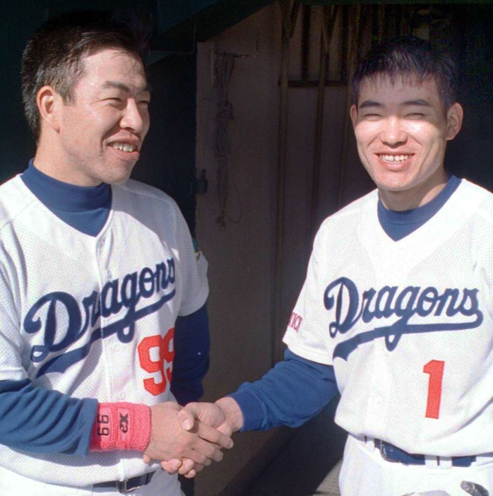 〈資料写真〉１９９９年１１月、プロ野球セ・リーグの東西対抗で鹿児島市を訪れた中日の井上一樹さん（左）と福留孝介さん＝鹿児島市の県立鴨池球場