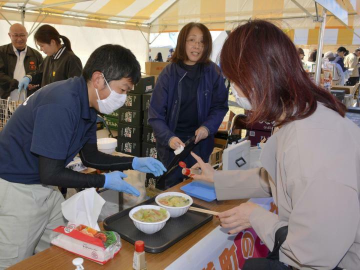 産業まつりで八幡浜名物のちゃんぽんを販売するブース＝23日午後、松山市堀之内