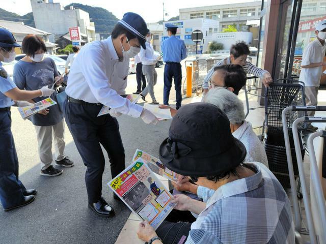 兵庫県たつの市で2006年に小4だった女児が刺された事件について、たつの署員らが情報提供を呼びかけるビラを配った=2024年9月26日、兵庫県たつの市、雨宮徹撮影