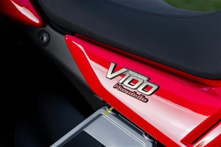 モト・グッツィ「V100マンデッロ」のエンブレム（写真：三木宏章）