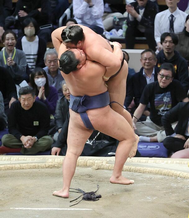 豊昇龍（手前）が吊り出しで霧島を下す（カメラ・豊田　秀一）