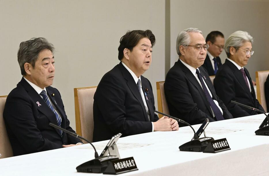 首相官邸で開かれた事務次官連絡会議であいさつする林官房長官（左から2人目）＝15日午前