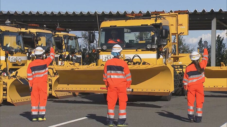 三重県菰野町で行われた高速道路の除雪車両の出陣式