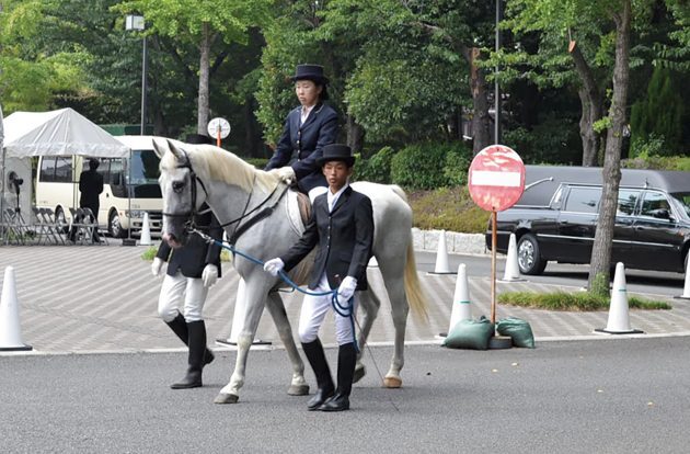 喪主の希望によって、白馬の先導で出棺。馬は喪主が競馬場から手配した。調教師など、馬のケアを行うスタッフも必要。中川さんの会社のスタッフが馬の世話も手伝った。