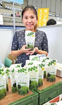 「ふくらむぷちぷち海ぶどう」が人気の日本バイオテックの山城由希社長＝２１日、宜野湾市・沖縄コンベンションセンター