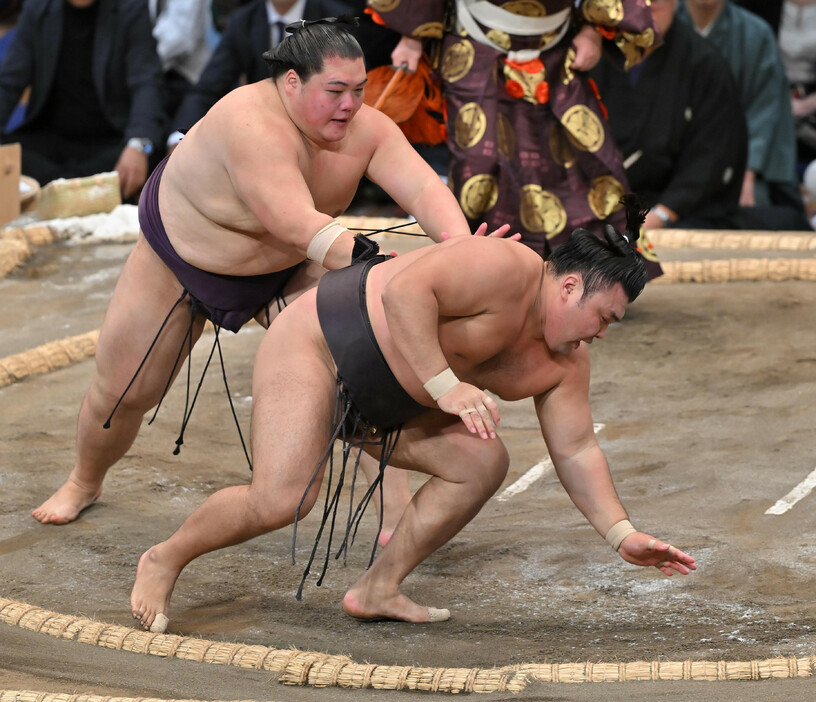 大相撲九州場所５日目。王鵬（左）に敗れた霧島＝１４日、福岡国際センター