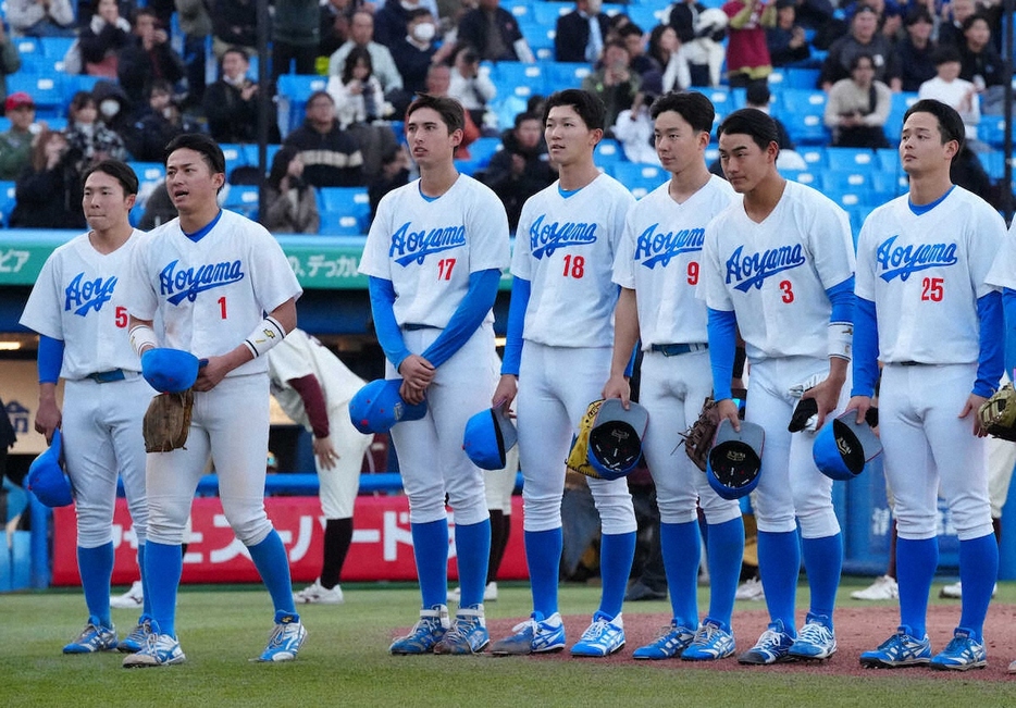 ＜青学大・福岡大＞試合に勝利した青学大・佐々木（左から2人目）ら青学大ナイン（撮影・大城　有生希）