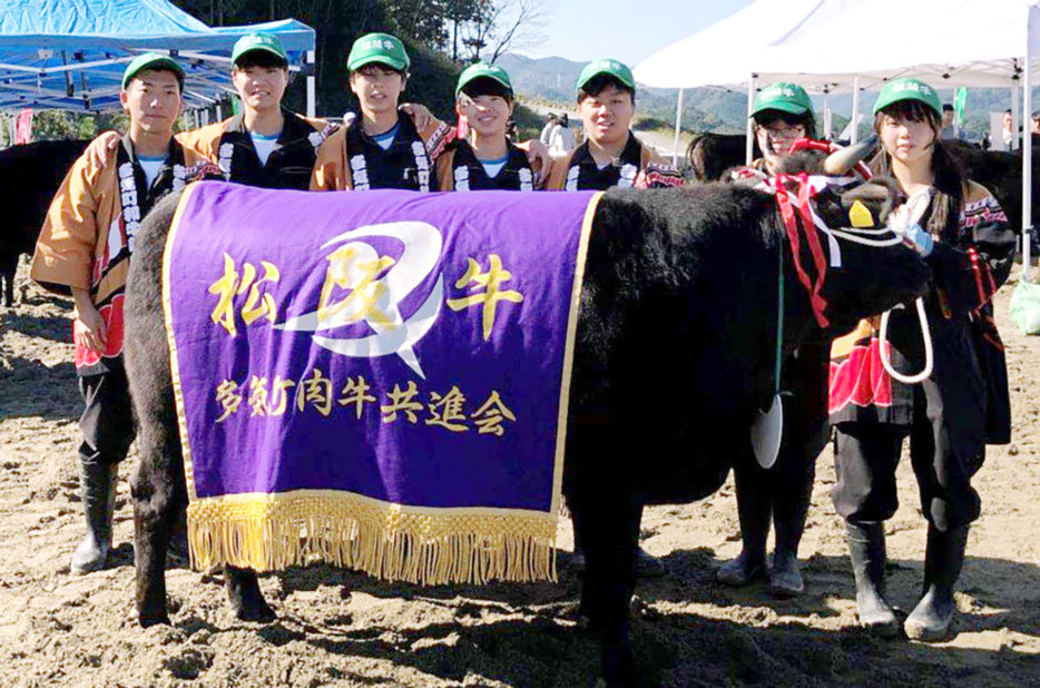 優秀賞一席に輝いた「わかみのり」号と相可高生産経済科の皆さん＝多気町ヴィソンで