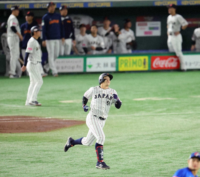 ＜日本・台湾＞3回、好機で凡退しガックリの小園（撮影・光山　貴大）