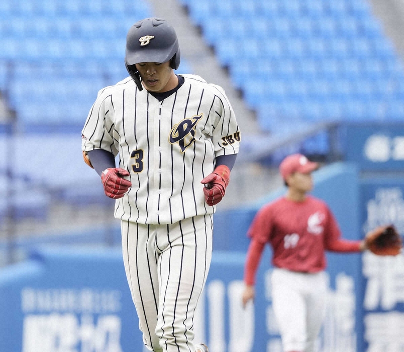 ＜上武大・共栄大＞9回、遊飛に倒れ、肩を落とす上武大・荒巻（撮影・五島　佑一郎）