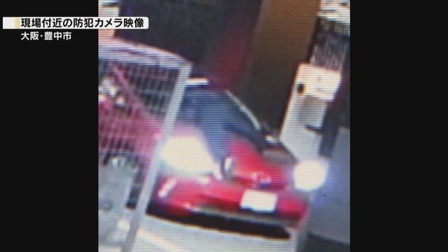 警察官が車にしがみつく様子（現場付近の防犯カメラ映像）