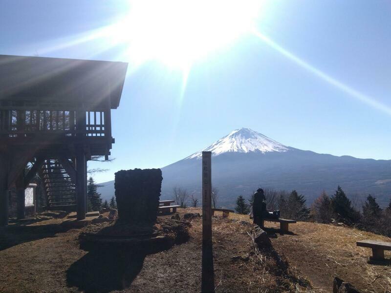 富士山の裾野まで見渡せる足和田山山頂。展望台もある