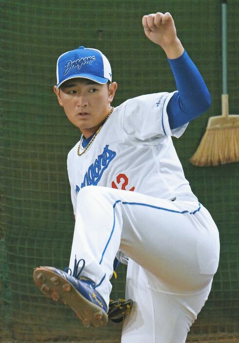 ブルペンで投球練習する野中