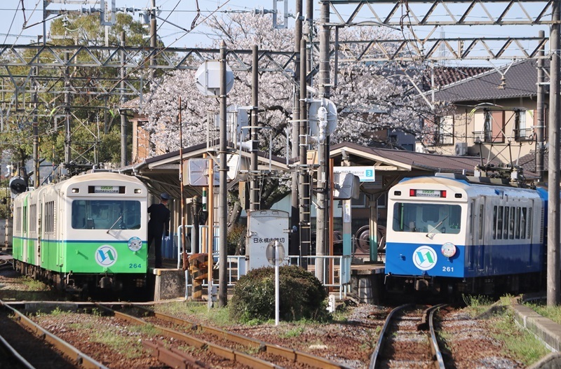 まるで模型のような日永駅の扇形ホーム。左が内部線、右が八王子線の車両