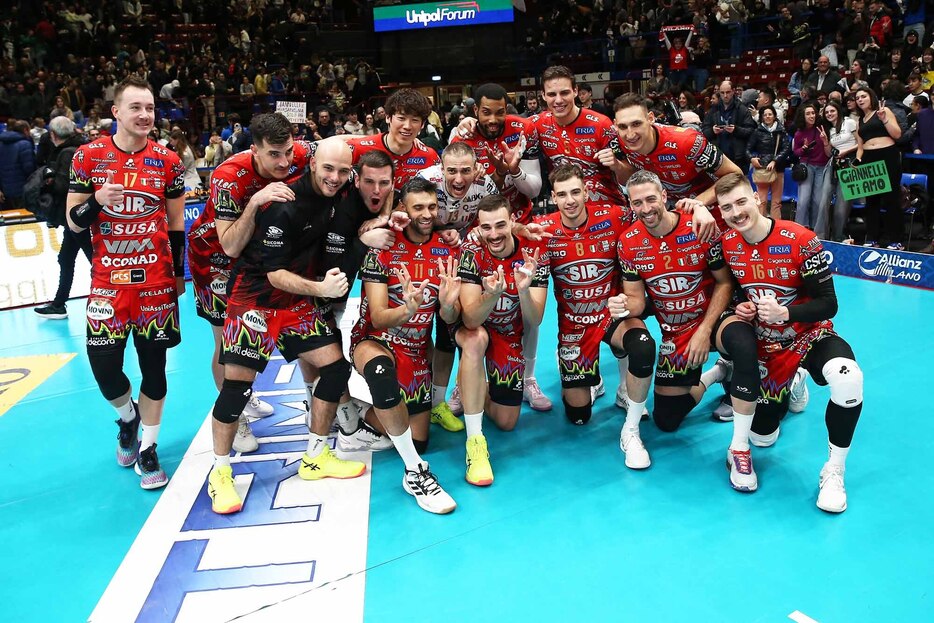 チームメートとともに勝利を喜ぶ石川祐希（ペルージャ）【Photo：Lega Pallavolo Serie A】