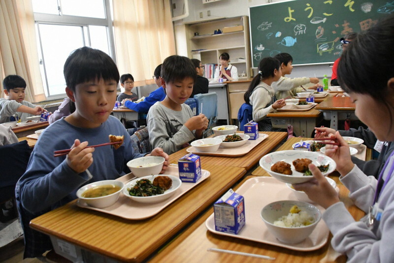 給食で提供された豆腐とコノシロの真砂揚げを食べる児童たち＝船橋市で2024年11月15日午後0時25分、石塚孝志撮影