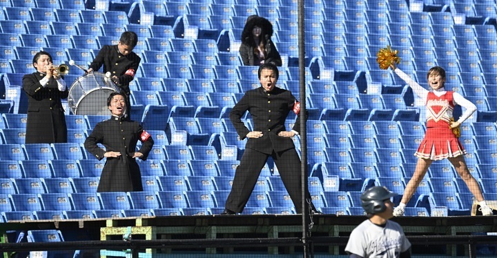 一橋大應援部は5人で全力応援を展開した[写真=矢野寿明]