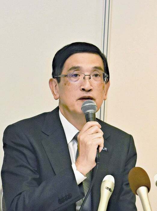 記者会見に臨む長谷川社長（兵庫県宝塚市で）