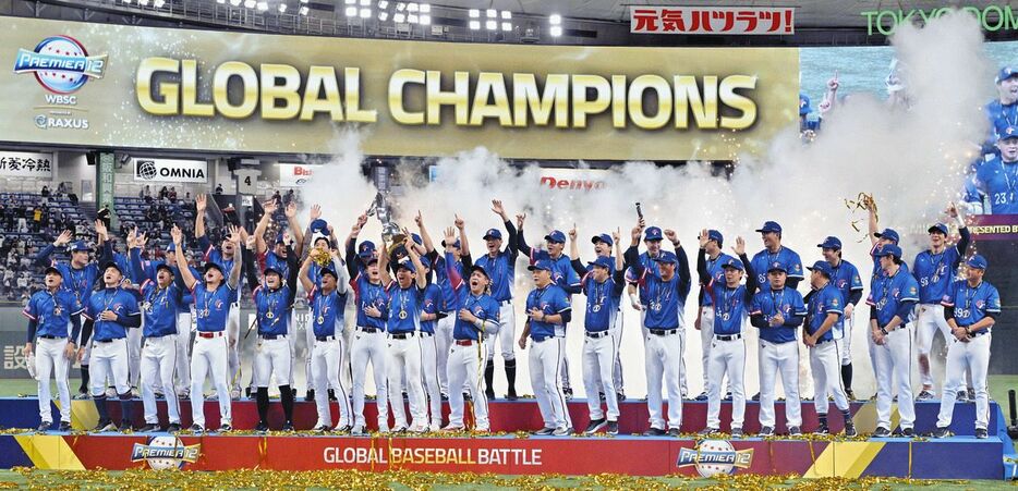 プレミア１２で優勝し、喜ぶ台湾ナイン