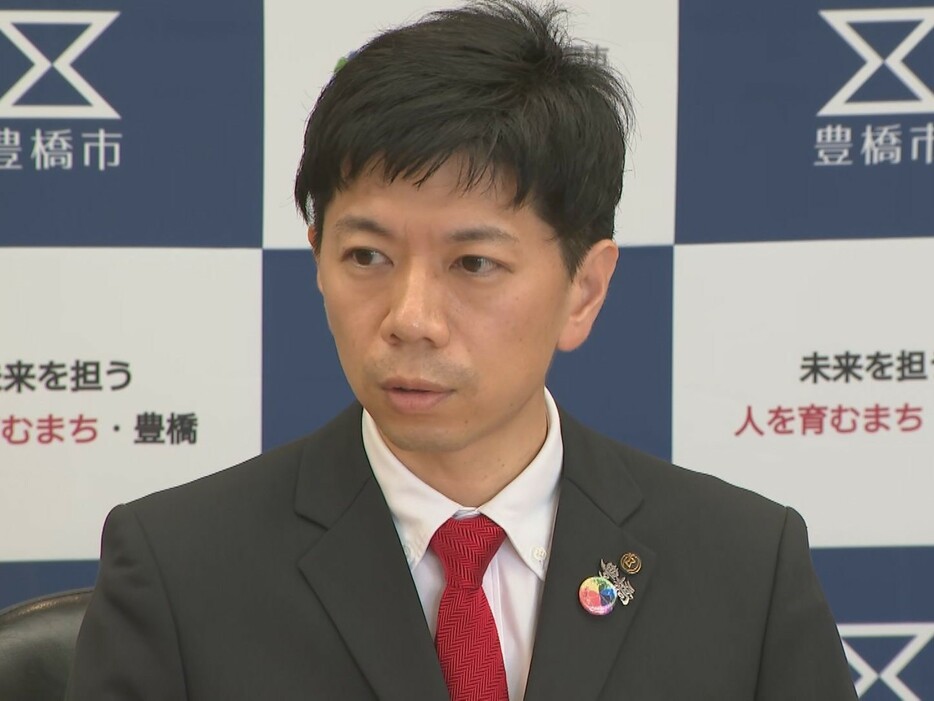 記者会見する豊橋市の長坂尚登市長 2024年11月18日午後2時過ぎ