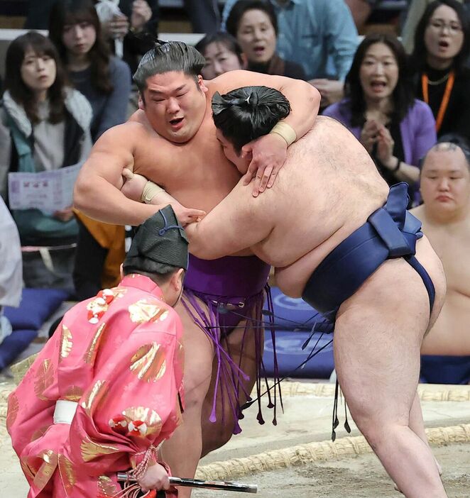 尊富士（左）は豪ノ山に押し出しで敗れた（カメラ・豊田　秀一）