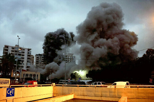 ２５日、イスラエル軍の攻撃を受け、黒煙が立ち上るレバノンの首都ベイルート南郊の市街地＝ロイター