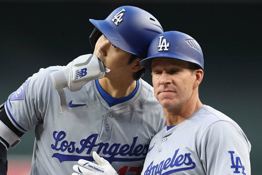 ドジャース・大谷翔平（左）と「ヘッド・バンプ」を行うクレイトン・マッカラー氏【写真：Getty Images】