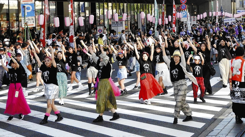 多くの踊り手が参加した総踊り