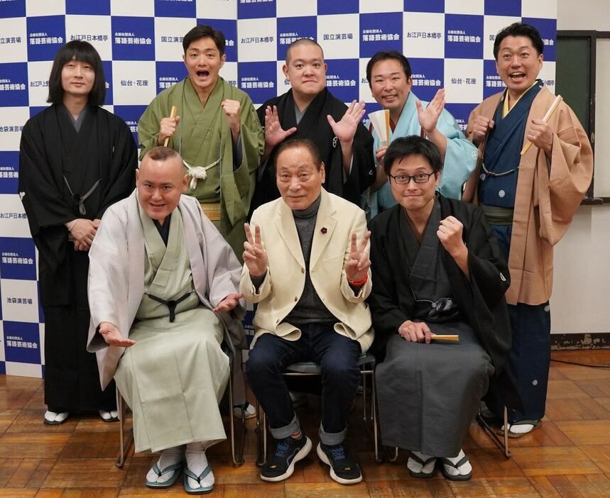 「桂米助プレゼンツ　芸協カデンツァ新喜劇」の会見に出席した前列左から瀧川鯉津、桂米助、立川幸之進、後列左から瀧川鯉白、三遊亭遊子、桂鷹治、古今亭今いち、笑福亭希光＝東京・西新宿