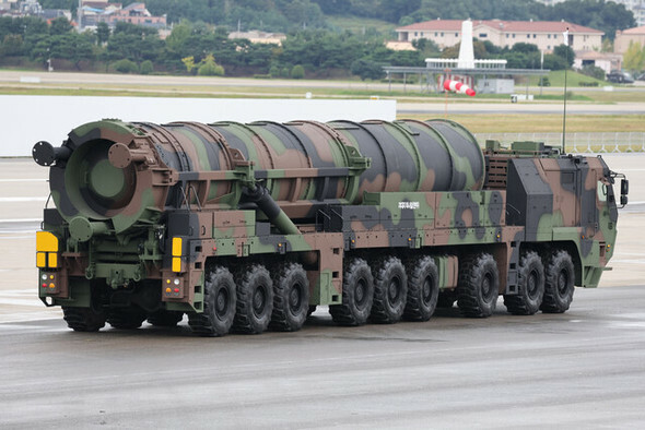 10月1日午前、京畿道城南市のソウル空港で開かれた国軍の日記念式典で、地対地ミサイルの「玄武5」が初めて公開された。9軸（左右9個ずつ18個の車輪）の移動式発射車両に搭載された玄武5の様子=キム・ヨンウォン記者