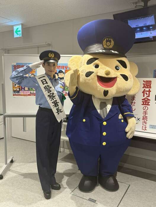 布施署で一日署長を務めた翼和希さん＝大阪府東大阪市