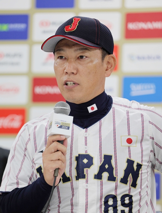 チェコとの強化試合を前に、記者会見する野球日本代表の井端弘和監督＝11月8日、バンテリンドームナゴヤ